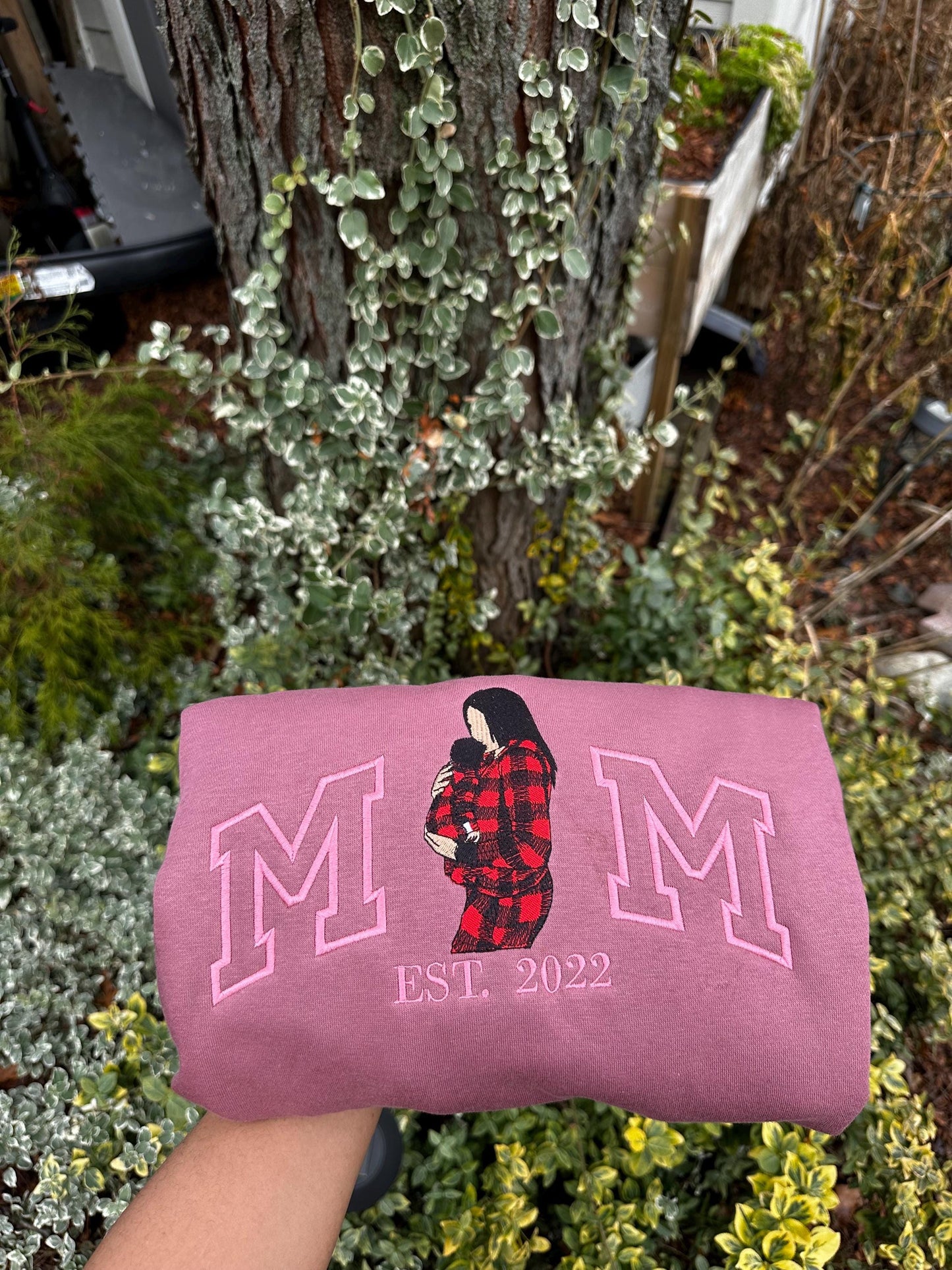 Custom Mom Portrait Sweatshirt – Personalized Embroidered Gift for Mother’s Day