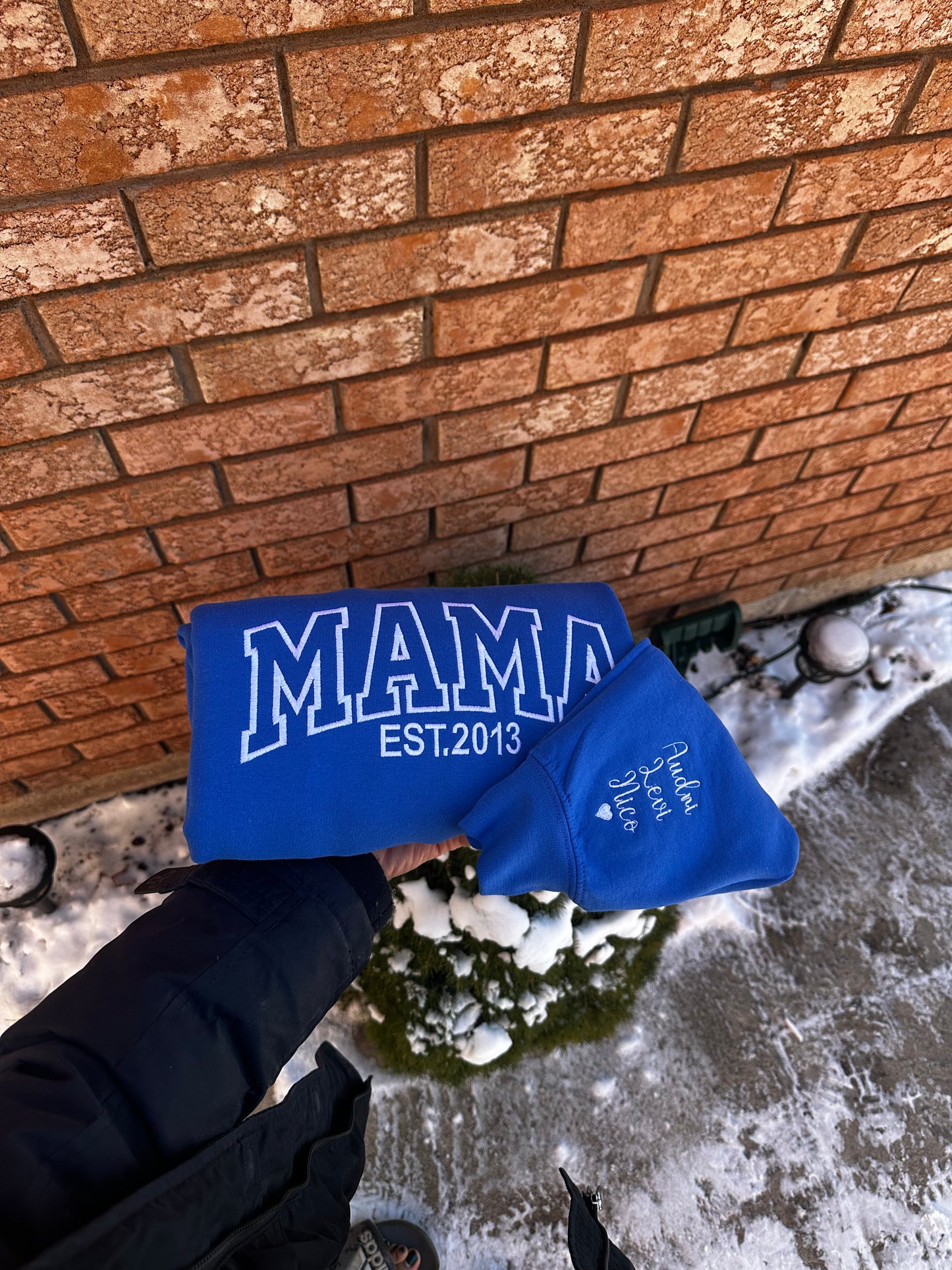 Custom Mama Sweatshirt with Kids Name – Personalized Embroidered Family